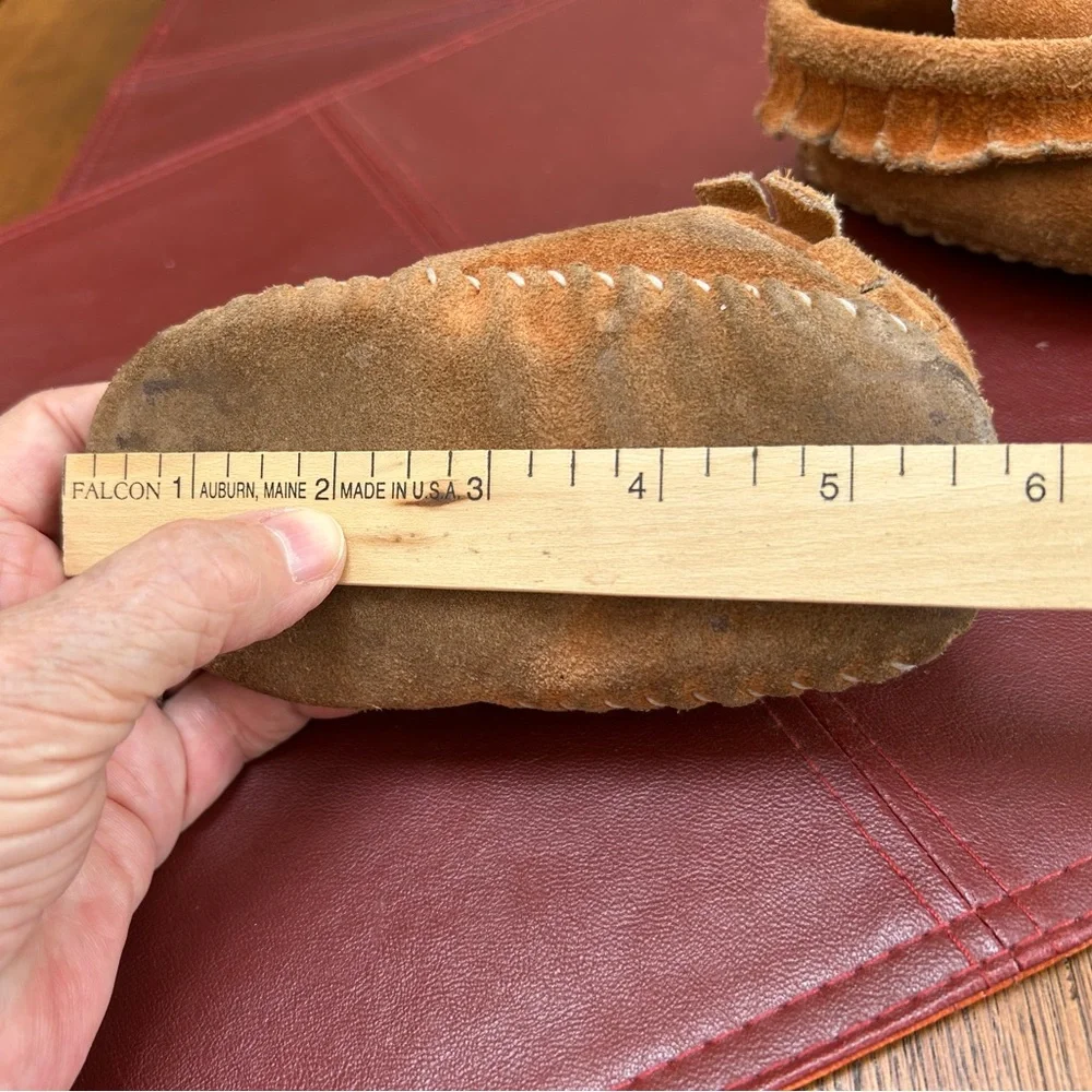Vintage child’s Indian Moccasins Fringe sides, foam innersole. Size 6.